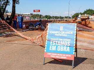 Trecho da Avenida Ernesto Geisel foi interditado para evitar riscos aos motoristas (Foto: Henrique Kawaminami)