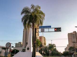 Avenida Afonso Pena, no centro de Campo Grande, no início da manhã desta quinta-feira. (Foto: Henrique Kawaminami)