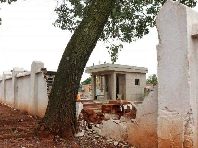 Chuva derruba pela 2&deg; vez em 8 meses muro de Cemit&eacute;rio Santo Ant&ocirc;nio