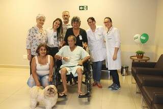 Walmir, o cachorro, a esposa Cleusa e parte da equipe que lhe atende no hospital. (Foto: Divulgação/Unimed)