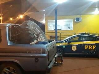 Traficante abandona meia tonelada de droga escondida em roda de trator Traficante abandona meia tonelada de droga escondida em roda de trator