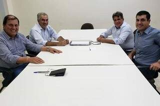 Sérgio de Paula, Reinaldo Azambuja, à esquerda, Ademir Santana e Jamilson Name, à direita, na sede do PSDB. (Foto: Divulgação)