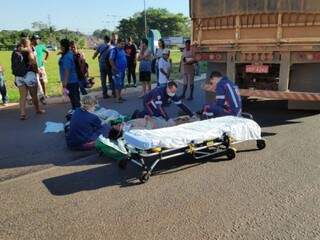Equipe do Samu socorre vítima de acidente nesta sexta-feira em Dourados (Foto: Adilson Domingos)