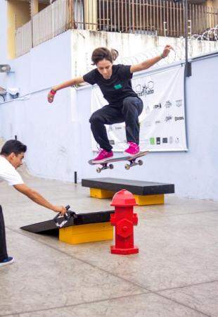 Um curso gratuito de skate para crianças no skatepark de