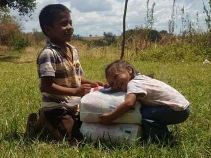 Lágrima e sorriso dividem faces indígenas durante doação de alimento