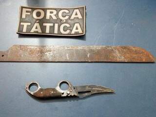 Facão e canivete usado pelo suspeito enquanto ameaçava a família. (Foto: Divulgação/PM) 