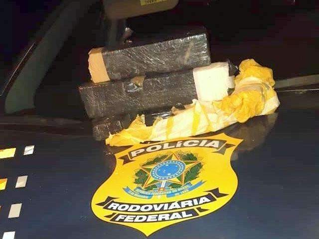 Dupla encontra tabletes de maconha ao parar para fumar em rodovia