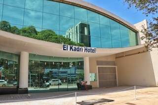 El Kadri Hotel, na avenida Afonso Pena, fecha ciclo de 30 anos de abandono de imóvel na Capital. (Foto: Henrique Kawaminami)
