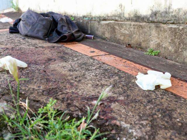 Morador de rua &eacute; encontrado morto com perfura&ccedil;&atilde;o na axila 