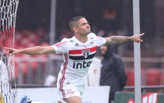 No Morumbi, S&atilde;o Paulo vence a Ponte Preta com gols de Pato e Reinaldo