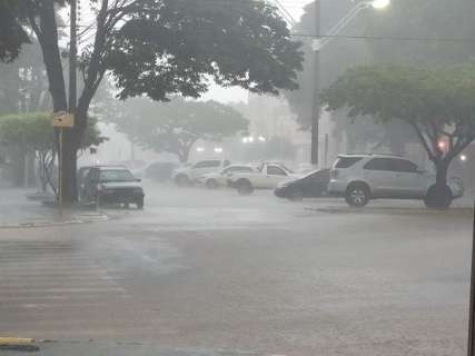 Chuva de 36 milímetros em dez minutos alaga ruas do centro de Dourados