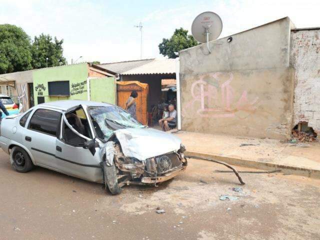 Motorista perde a dire&ccedil;&atilde;o e acorda crian&ccedil;a e idosa com batida no muro