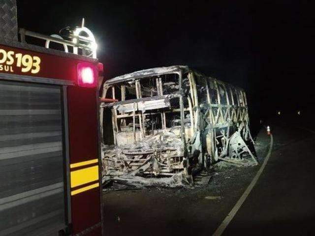 Destru&iacute;do por inc&ecirc;ndio, &ocirc;nibus &eacute; abandonado em rodovia