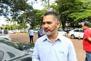 Fernando Yonaka afirma que taxistas também tem aplicativo e corrida custa menos. (Foto: Henrique Kawaminami)