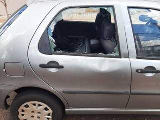 Bandidos quebraram a janela, arrombaram a porta e abaixaram o banco para ter acesso ao porta-malas (Foto: Arquivo Pessoal)