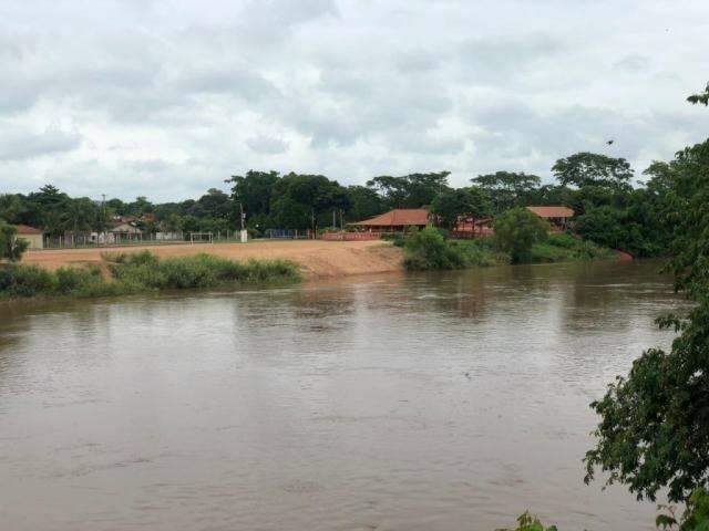 Nível de rio cai para 5,29 metros, mas Defesa Civil permanece em alerta
