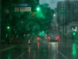 Chuva na Avenida Afonso Pena, em Campo Grande, no início da manhã (Foto: Henrique Kawaminami)