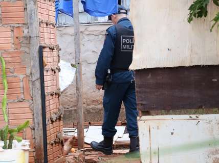 Jovem &eacute; morto com pelo menos sete tiros no quintal de casa 