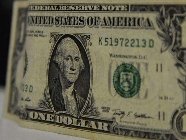 D&oacute;lar sobe para R$ 4,14 e fecha no maior valor em um m&ecirc;s