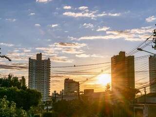 Sol entre nuvens na manhã deste sábado (29) em Campo Grande. (Foto: Henrique Kawaminami)