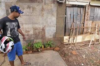 Na &uacute;ltima rua do Jardim Canguru, enxurrada leva lama e lixo aos barracos