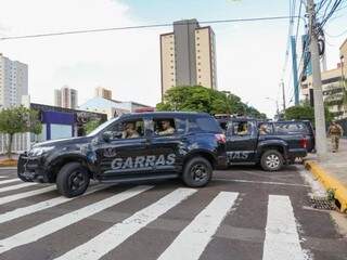 Equipes do Garras deixando o fórum após depoimento dos delegados (Foto: Paulo Francis)