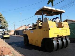 Prefeitura lan&ccedil;a nova etapa de obras para recapear e asfaltar 20 bairros 