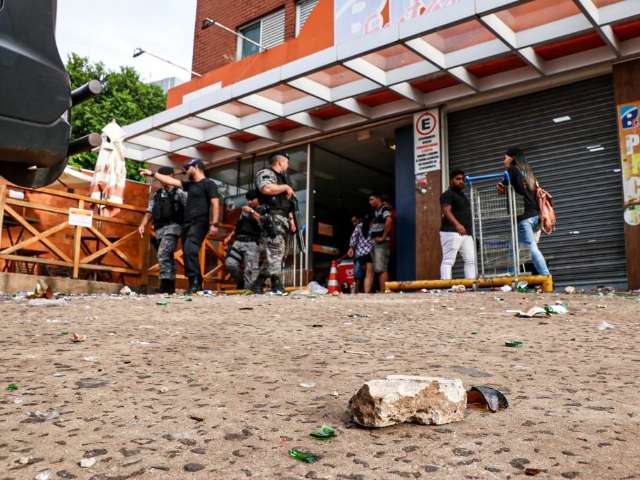 V&iacute;deo mostra correria e quebra-quebra em conveni&ecirc;ncia onde 1 foi ferido a tiro