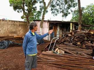 Proprietário não sabia da existência de fossa no terreno, que está desativada. (Foto: Henrique Kawaminami)