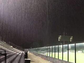 Chuva forte atrapalhou a realização do jogo desta noite. (Foto: Reprodução/Lance.com.br) 