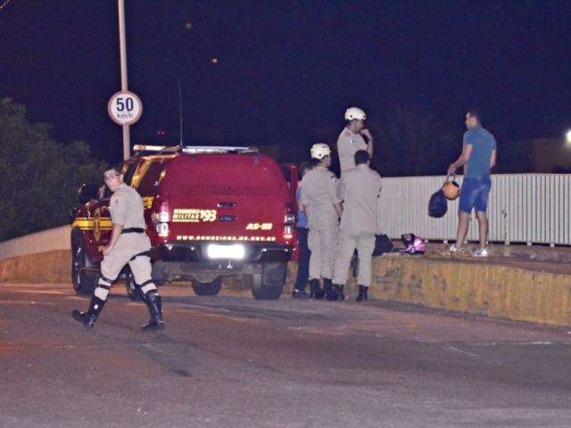 Bombeiros interditam avenidas por 1h30 para retirar jovem de viaduto