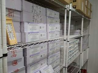 Sesau já retirou da central de distribuição 2.940 doses que serão disponibilizadas a partir de segunda (Foto: Divulgação/SES)