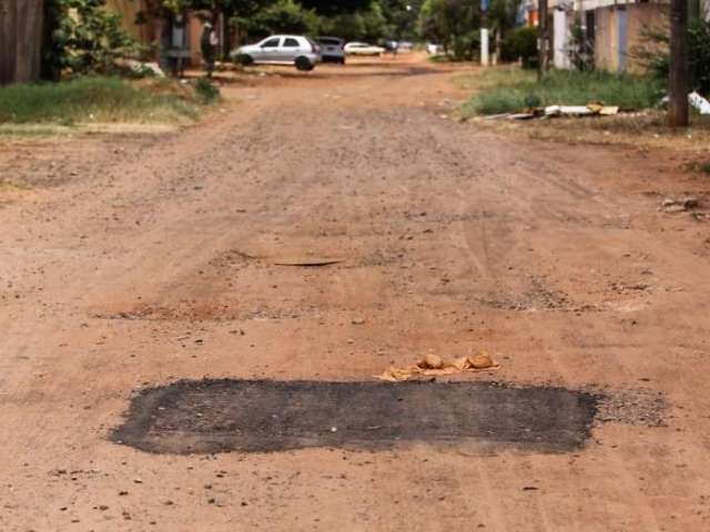 Moradores do Tijuca questionam tapa buracos em rua sem asfalto