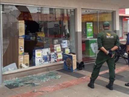 Lojas têm vitrine quebrada e porta pichada depois de Carnaval no Centro