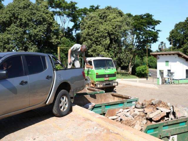 Popula&ccedil;&atilde;o aproveita domingo para descarte de lixo em ecoponto