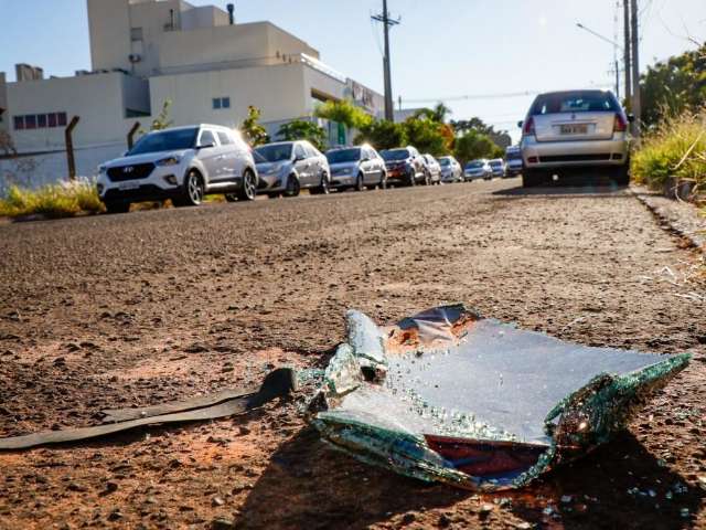 Bandidos fazem arrast&atilde;o em carros de pacientes parados pr&oacute;ximo a cl&iacute;nica