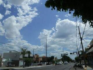 Em Campo Grande a máxima é de 33°C neste sábado (7) (Foto: Kisie Ainoã)