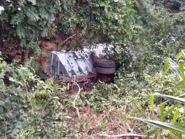 Motorista fica preso &agrave;s ferragens ap&oacute;s caminh&atilde;o tombar em barranco