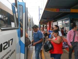 Passageiros embarcando no Terminal Morenão , na manhã desta quarta-feira (8) (Foto: Marcos Maluf)