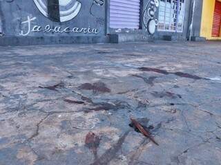 Na manhã desta segunda-feira, sangue ainda estava na calçada em frente à tabacaria. (Foto: Henrique Kawaminami)