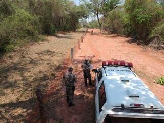 Policiais durante fiscalização em propriedade rural de Mato Grosso do Sul. (Foto: PMA) 