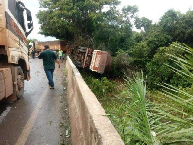 Rodovia &eacute; interditada ap&oacute;s carreta tombar ao passar sobre ponte 