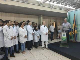 Alunos do 6° ano do curso de Medicina participaram da assinatura do convênio com o governador Reinaldo Azambuja (Foto: Tainá Jara)
