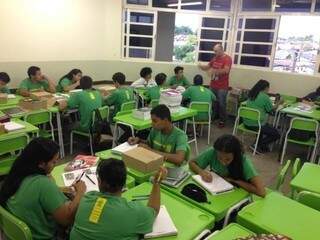 Alunos em sala de aula de escola da rede estadual de Campo Grande. (Foto: Divulgação) 