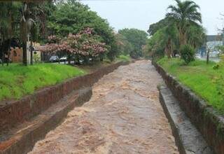 Dia de chuva eleva Córrego Prosa na Ricardo Brandão (Foto: Arquivo/Campo Grande News)