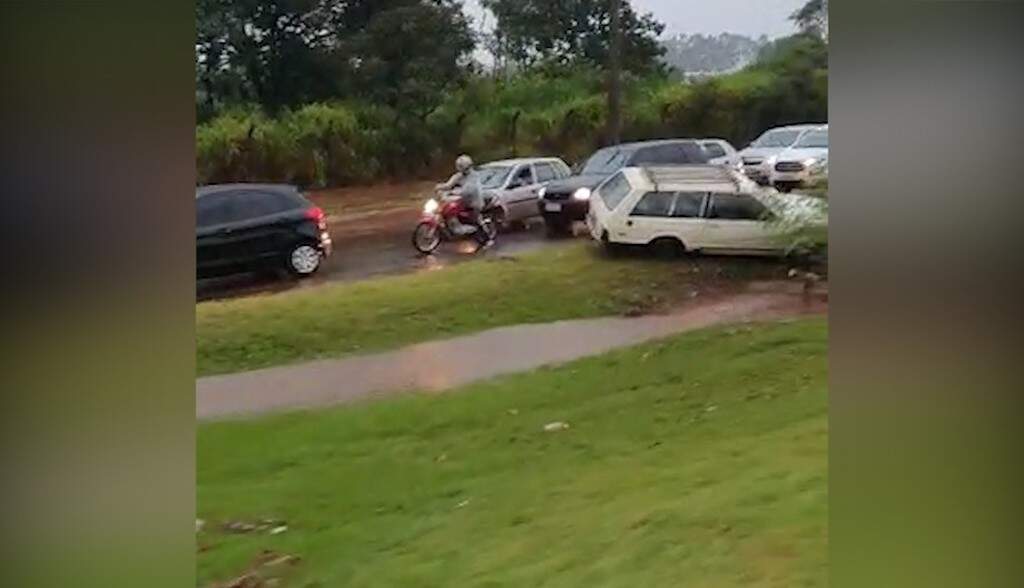  gua Sobe Na C nsul Assaf Trad E Carros Voltam A Atolar Em Canteiro 