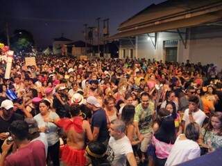 Foliões lotaram espaço da Esplanada Ferroviária de Campo Grande. (Foto: Kísie Ainoã)