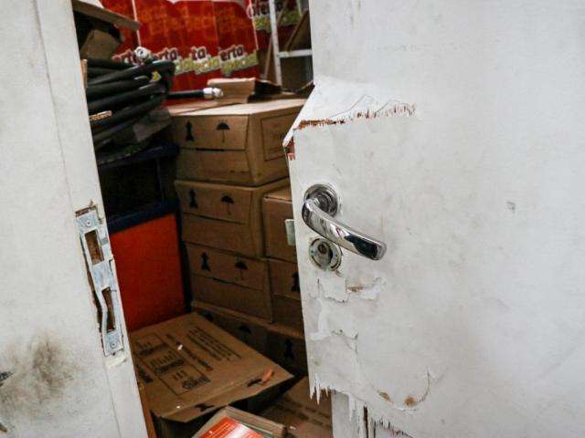 Alarme dispara e dupla &eacute; presa tentando furtar cofre de posto 