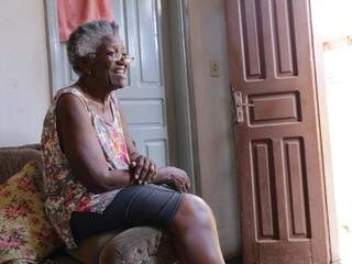 Maria Araci, de 78 anos, bem que gostaria, mas com a idade diz não ter mais energia para pular Carnaval e ficará em casa (Foto: Kísie Ainoã)