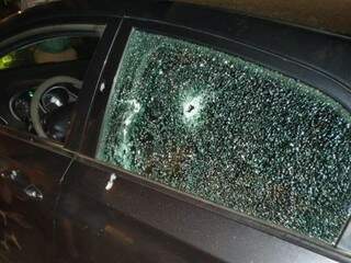 HB20 do policial Arthur Kemishian com marcas de tiros no vidro e na porta; ele morreu ontem à noite (Foto: Direto das Ruas)